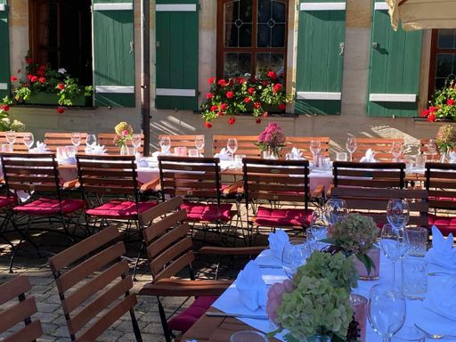 Eine lange Tafel mit Platz für 25 Gäste.