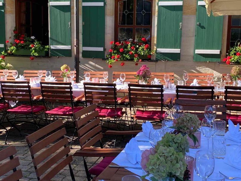 Eine lange Tafel mit Platz für 25 Gäste.