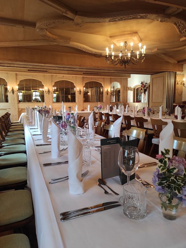 Der Spiegelsaal ist elegant, schlichte geschmückt  für Ihre Firmenfeier.