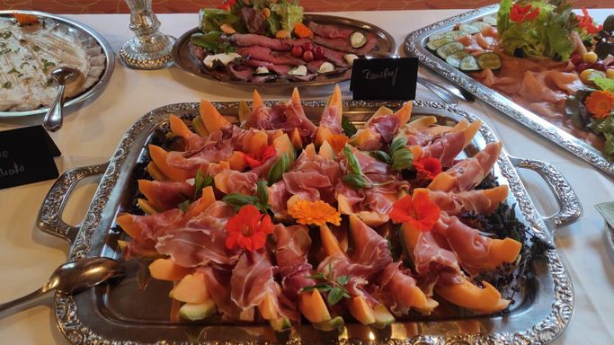 gemischte Platten mit Wurst, Melone und Käse