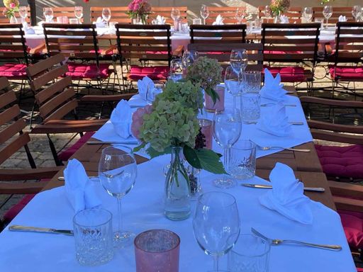 Gedeckter Tisch mit Hortensie als Blumenschmuck.