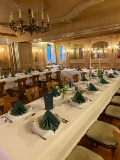 Festtafel mit grünem Gedeck