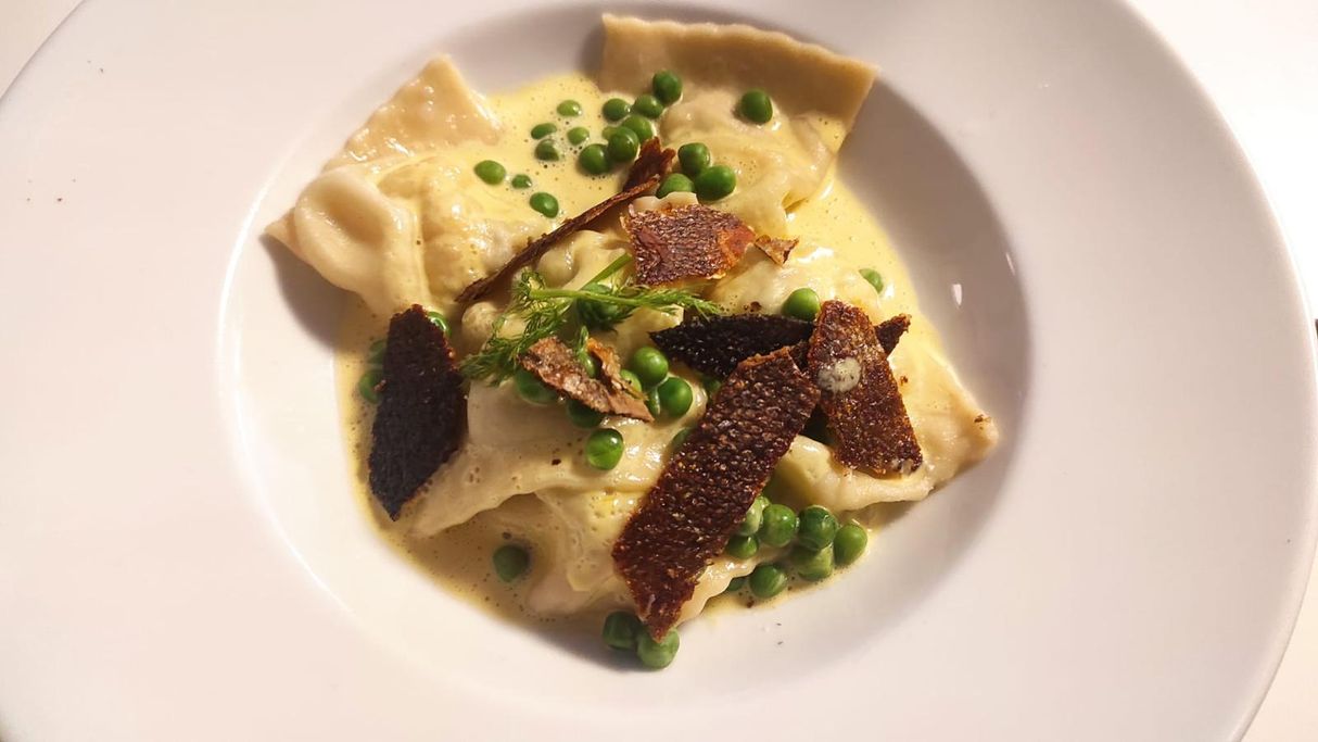 Tortellini mit Trüffel sind appetittlich auf einem Teller angerichtet.