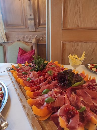gemischte Platten mit Wurst, Melone und Käse