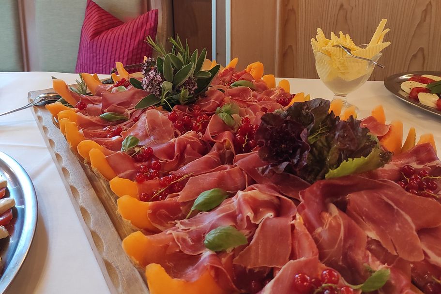 Melonen-Schinken-Platte mit Dekoration auf einem Tisch.
